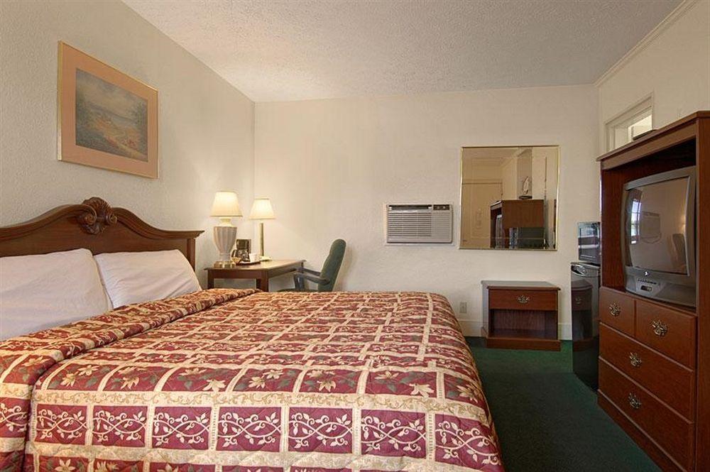 Americas Best Value Inn Suites סאות' בוסטון חדר תמונה